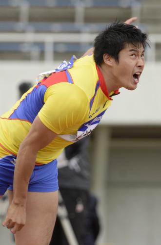 陸上の織田記念国際男子やり投げ、投てき後に雄たけびを上げる優勝した新井涼平