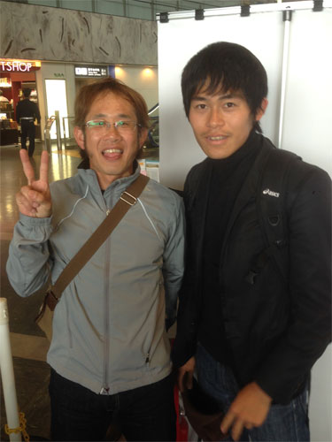 成田空港で遭遇した川内（右）と砂田氏。記録更新に吉兆！？