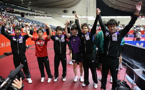 世界卓球　男子準々決勝でポルトガルに勝利し喜ぶ（左から）塩野、丹羽、岸川、松平、水谷、倉嶋監督