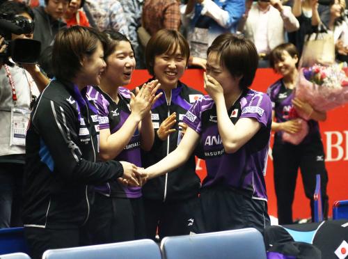 ＜日本・オランダ＞５人目で勝利した石川（右から２人目）は涙を流しながらチームメートに出迎えられる