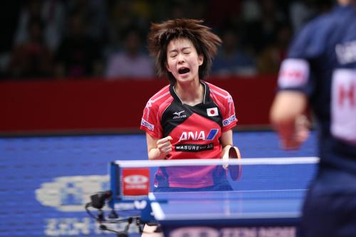 ＜世界卓球女子準決勝　日本・香港＞第４試合に登場した石川はガッツポーズを見せる