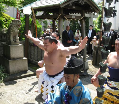 野見宿禰（のみのすくね）神社で土俵入りする新横綱の鶴竜