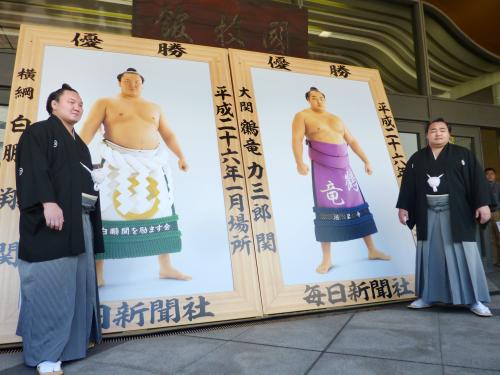 大相撲の優勝額の前で記念写真に納まる横綱白鵬（左）と横綱鶴竜