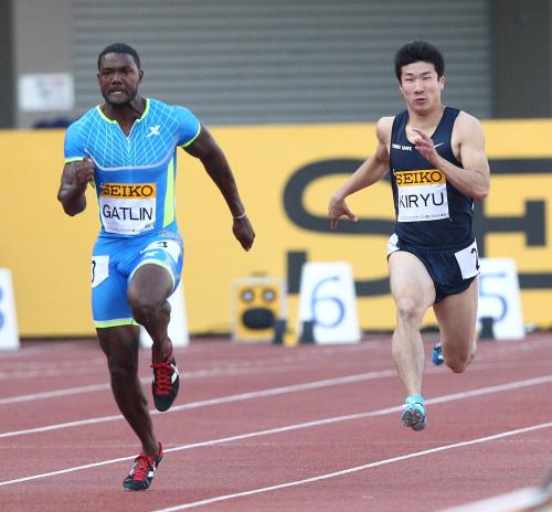 セイコーゴールデングランプリ男子１００メートルで、ガトリン（左）と並んで走る桐生（右）