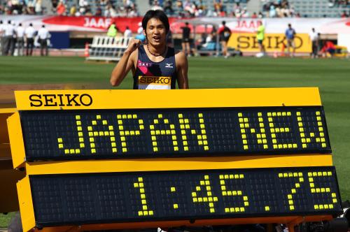 セイコーゴールデングランプリ男子８００メートル、１分４５秒７５の日本新記録で優勝した川元は記録を示す掲示板とともに笑顔