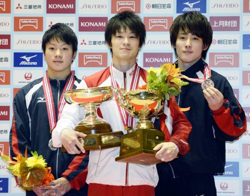 体操の全日本選手権男子で史上初の７連覇を果たした内村航平。左は２位の野々村笙吾、右は３位の加藤凌平