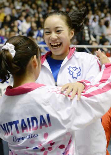 女子個人総合で２連覇を果たし、喜ぶ笹田夏実