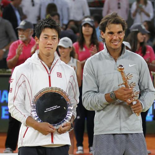 テニスのマドリード・オープン男子シングルス決勝でナダル（右）と対戦し、準優勝した錦織圭