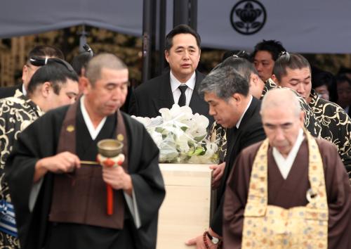 元大関・魁傑の西森輝門さんの棺を運ぶ葬儀委員長の芝田山親方（中央）と力士たち