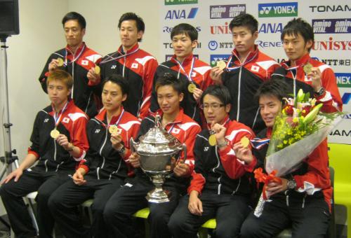 トマス杯金メダルを披露するバドミントン男子日本代表メンバー。（前列左から）田児、上田、桃田、遠藤、早川、（後列左から）平田、橋本、園田、佐々木、嘉村