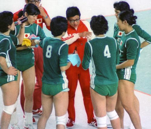 １９７２年９月、ミュンヘン五輪バレーボール女子決勝のソ連戦で、選手に指示する小島孝治監督（中央）