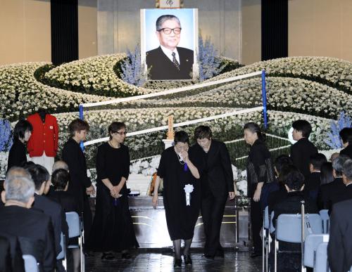 しめやかに営まれた小島孝治氏の葬儀・告別式。中央は弔辞を述べた井戸川（旧姓谷田）絹子さん