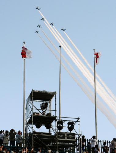 最後のイベントが行われた国立競技場の上空を飛行する、航空自衛隊の「ブルーインパルス」