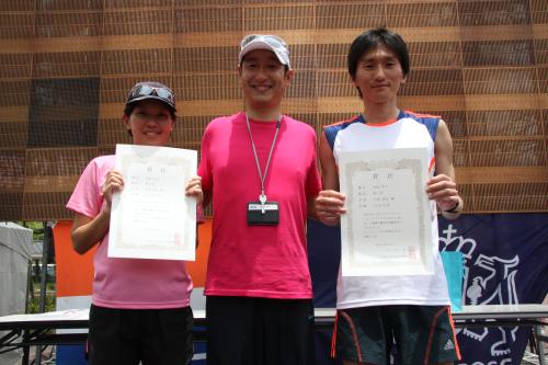 10キロの部で優勝した平尾隆弘さんと岡本美月さん