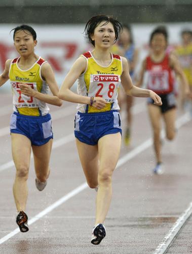 女子１万メートル　32分37秒23で優勝した西原加純（28）