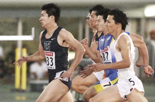 男子１００メートル決勝　10秒22で初優勝の桐生祥秀。右端は２位の山県亮太