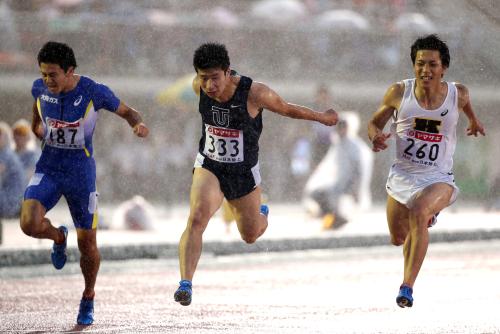 ＜陸上全日本選手権男子１００メートル決勝＞レースを制した桐生（中）。右は山縣、左は江里口
