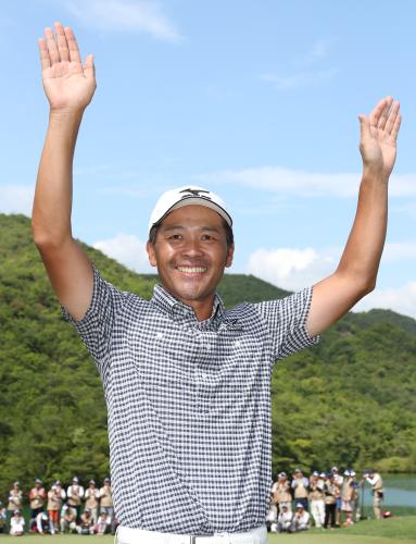 ＜日本プロゴルフ選手権　最終日＞手嶋多一は優勝を決めファンの声援に笑顔で手をあげる