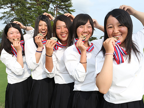 団体の部で優勝し笑顔を見せる開志学園（左から）五十嵐、高橋、梅田、加賀、桜沢