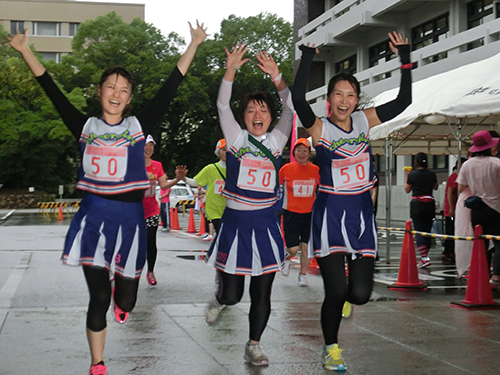 「トワイライトランｉｎ高知城」は女子限定のマラソンイベントならではのスタイルで参加できる
