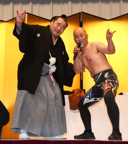 ものまねタレントの神奈月とともにプロレスラー 武藤敬司のポーズを取る鶴竜 左 スポニチ Sponichi Annex スポーツ