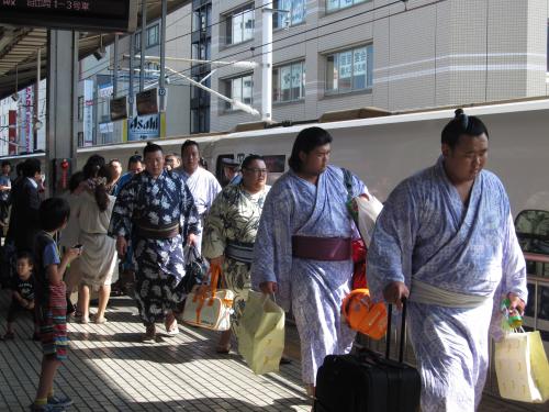 「相撲列車」に乗って名古屋入りした力士団一行