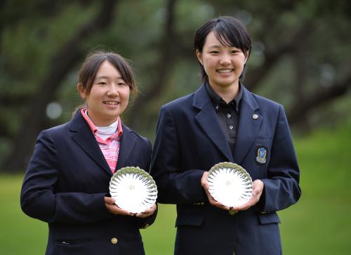 表彰式で笑顔を見せる３位の橋本千里（左）と４位の三浦桃香