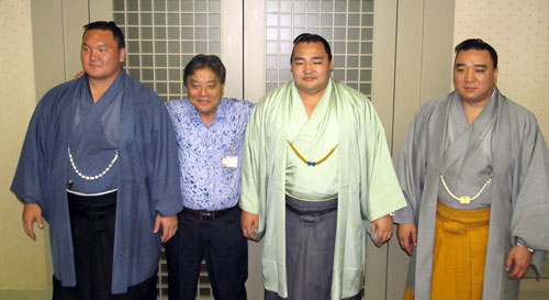 名古屋市公館で記念撮影する（左から）白鵬、河村たかし名古屋市長、鶴竜、日馬富士