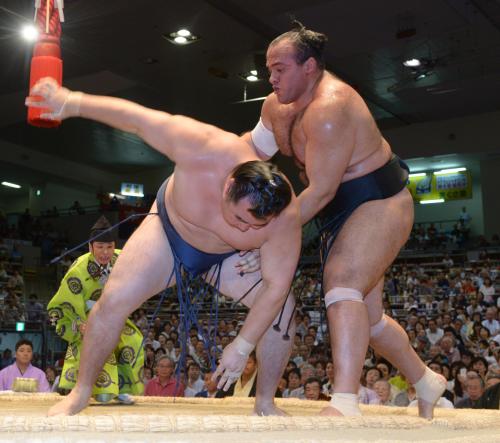 ＜大相撲名古屋場所５日目＞鶴竜（左）をすくい投げで破る大砂嵐