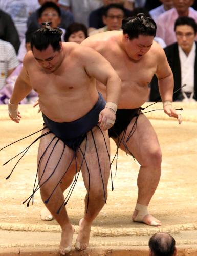 ＜大相撲名古屋場所１０日目＞鶴竜（左）は豪栄道に正面土俵に押し出される