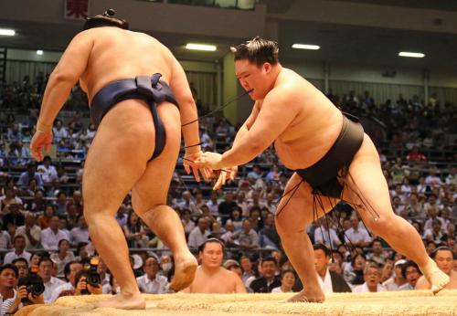 ＜大相撲名古屋場所１０日目＞鶴竜（左）を押し出し、２敗をキープした豪栄道