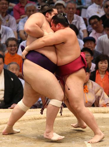 ＜大相撲名古屋場所１０日目＞魁聖（左）を一気に寄り切った遠藤