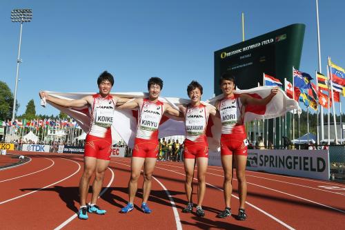 男子４００メートルリレーで銀メダルを獲得に喜ぶ（左から）小池、桐生、川上、森