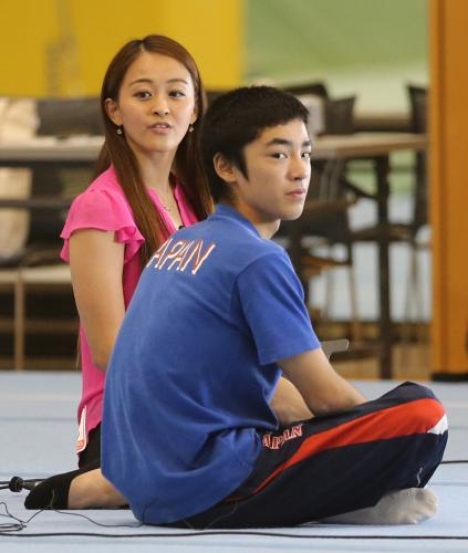 ＜体操男子練習公開＞練習後、田中理恵さん（左）にインタビューされる白井