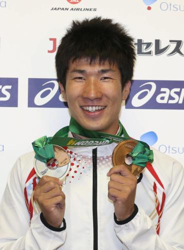 獲得したメダルを手に笑顔の桐生