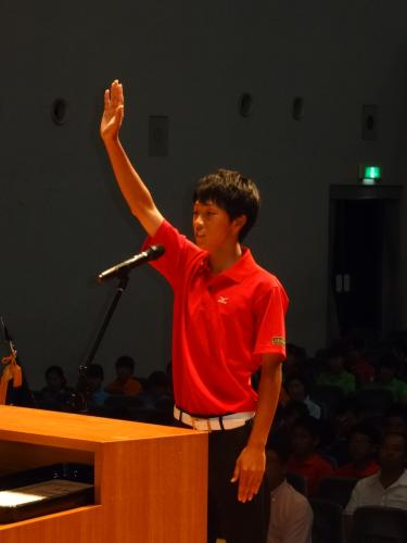 開会式で選手宣誓をする広島国際学院高校の中村主将