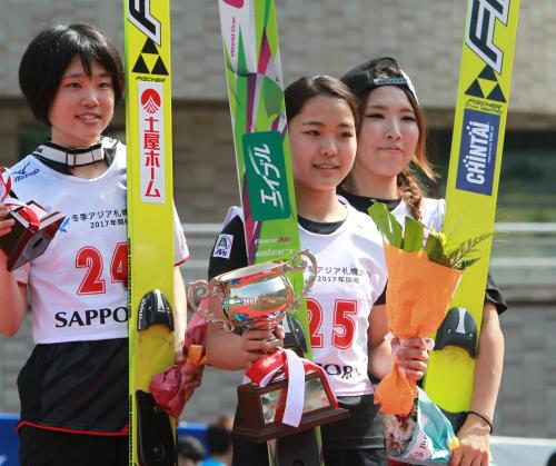 表彰台で笑顔の　（左から）２位の伊藤、優勝の高梨、３位の茂野