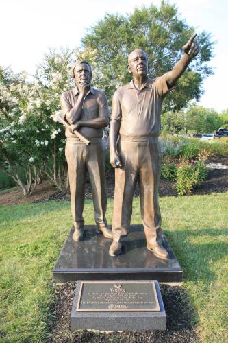 バルハラＧＣに飾られている創始者のドウェイン・ガーム氏（右）とコース設計者のジャック・ニクラウス氏の銅像