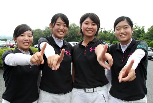 高校団体女子の部、優勝して笑顔の熊本国府高校（左から、田中、菊池花、大里、菊池玲）