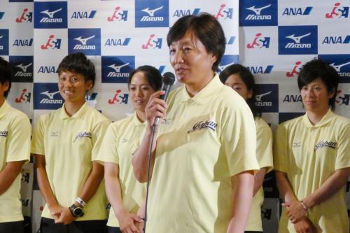 世界選手権を前に、意気込みを語るソフトボール女子日本代表の宇津木監督