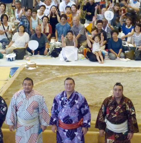 復興祈願イベントで来場者と記念撮影する（手前左から）鶴竜、白鵬、日馬富士の３横綱