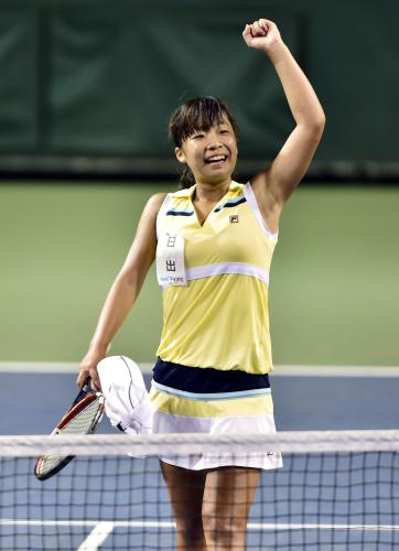 全国高校総体・テニス女子シングルスで優勝を決めて喜ぶ日出・伊藤佑寧