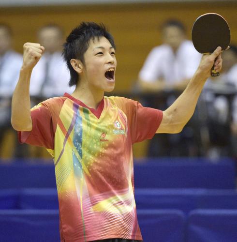 男子シングルスで優勝しガッツポーズで喜ぶ、３冠を達成した青森山田・坪井勇磨