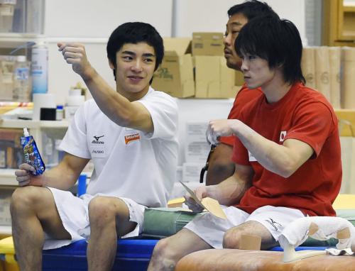 体操男子日本代表の強化合宿で話す白井（左）と内村（右）