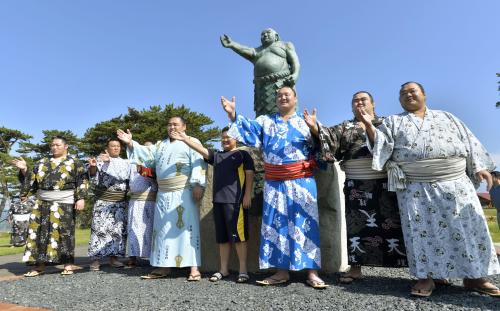 落成式に先立ち「岩井崎」を訪問し、江戸時代の横綱秀ノ山雷五郎の銅像の前でポーズをとる横綱白鵬（右から３人目）ら力士会のメンバー