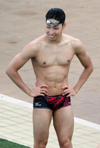 パンパシ水泳事前合宿で練習中に笑顔を見せる萩野公介