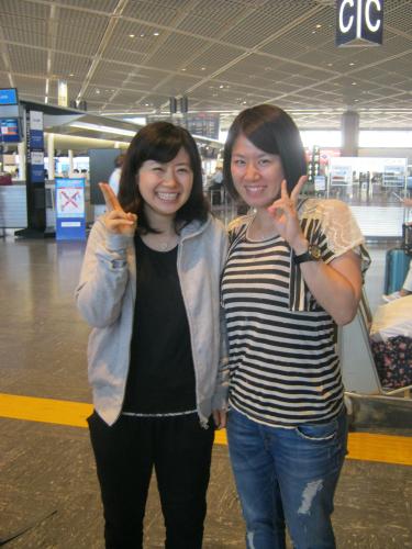 成田空港で再会した卓球の福原（左）とバドミントンの藤井