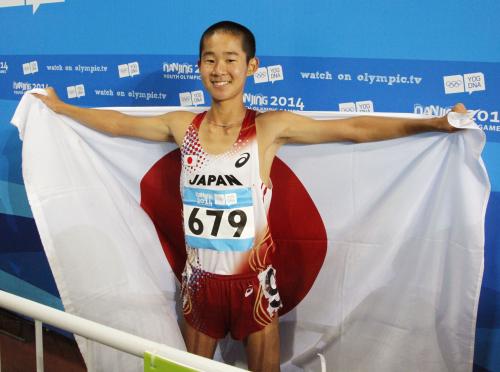 ユース五輪男子１万メートル競歩で優勝し、日の丸を掲げる小野川稔