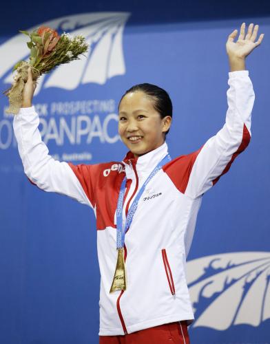 パンパシ水泳女子２００メートル平泳ぎで優勝し、声援に応える渡部香生子