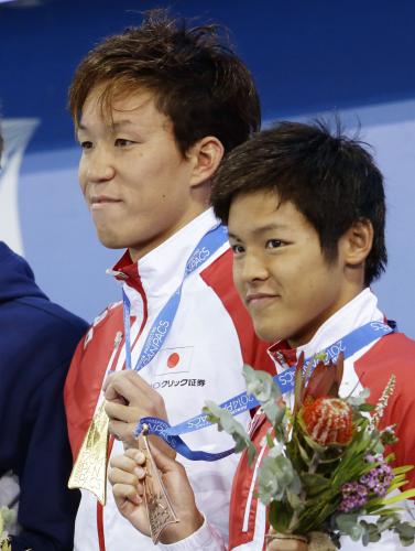 パンパシ水泳男子２００メートル平泳ぎの表彰式で、金メダルを手にする小関也朱篤（左）と銅の小日向一輝